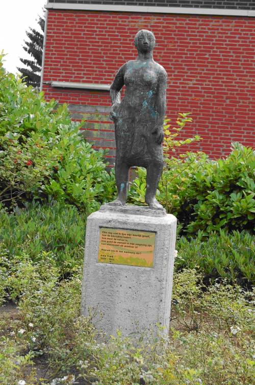 staand meisje ''Anne Frank"